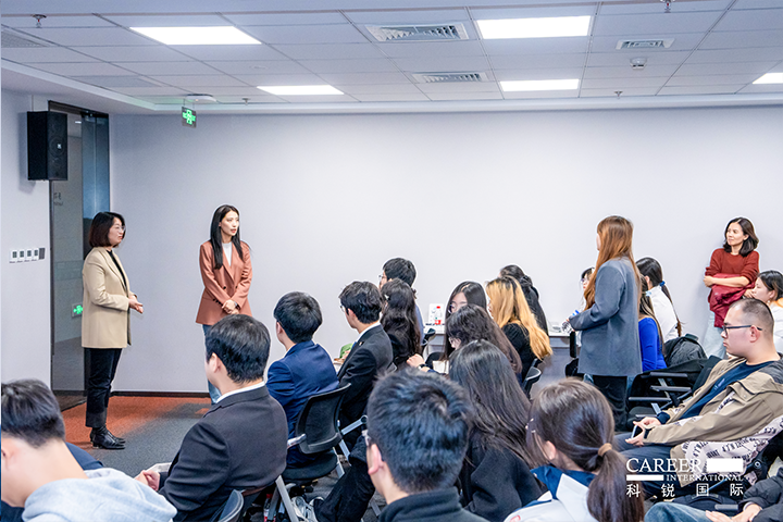 知名人力资源服务商G22恒峰集团国际的相关资深顾问与企业高级负责人在参访末尾回答现场关于人力资源产业的问题